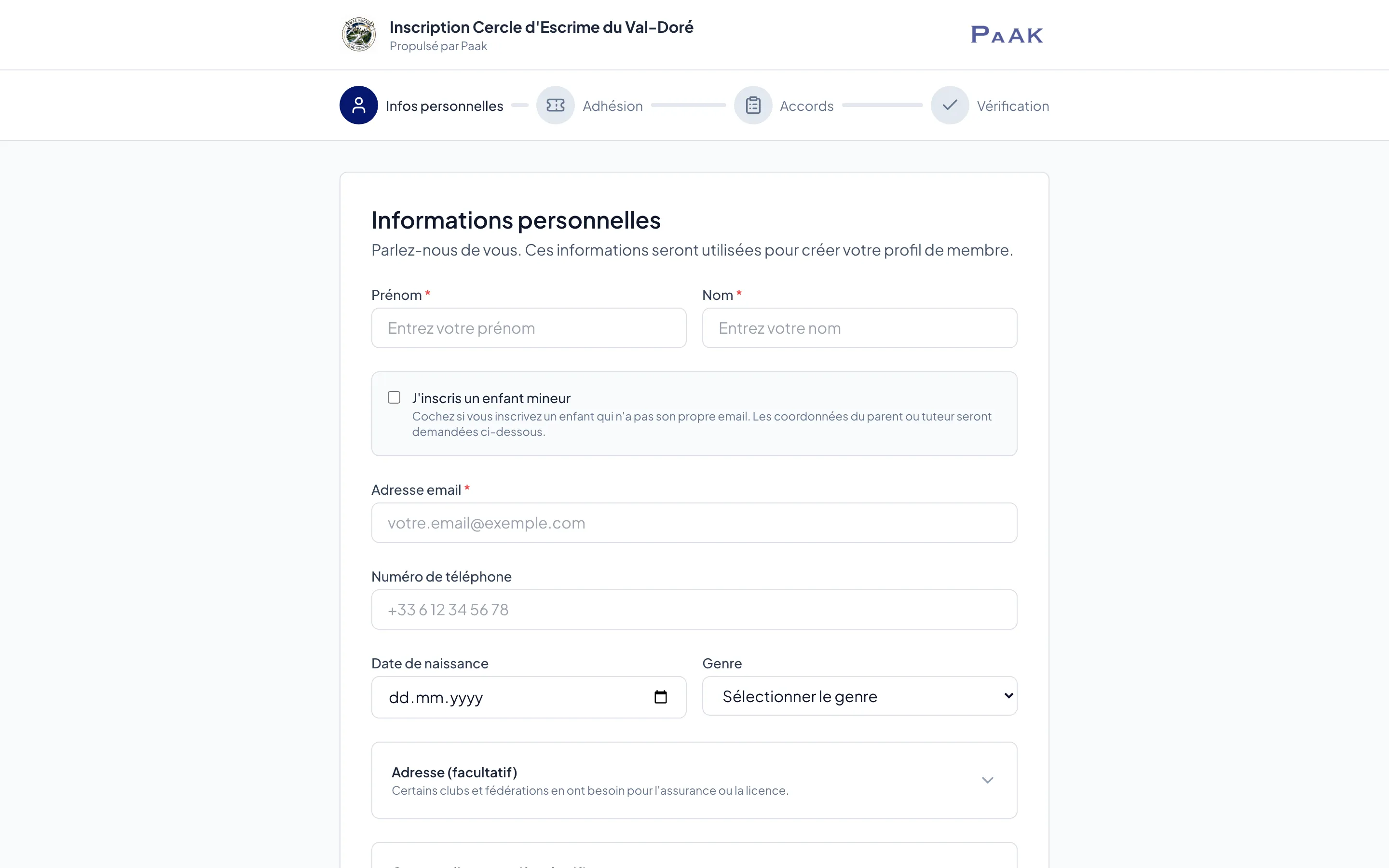 Formulaire public d'inscription d'un club sur Paak : logo et nom du club en haut, parcours en quatre étapes (Infos personnelles, Adhésion, Accords, Vérification) et formulaire d'informations personnelles.