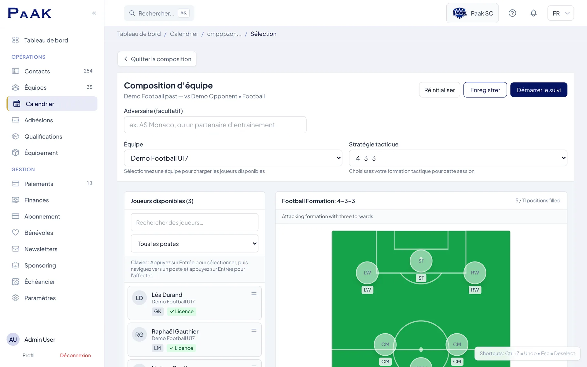 Composition d'équipe de football en 4-3-3 dans Paak, avec validation des licences